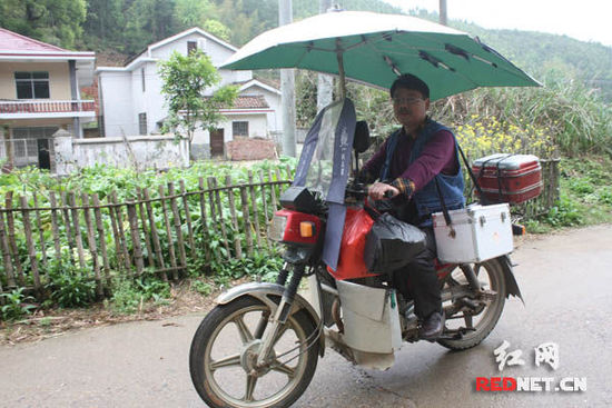 李石清出诊归来。